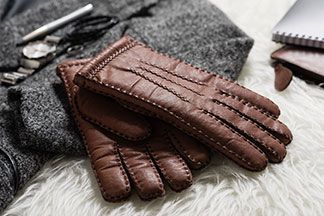 stylische Handschuhe liegen auf einem Fell.