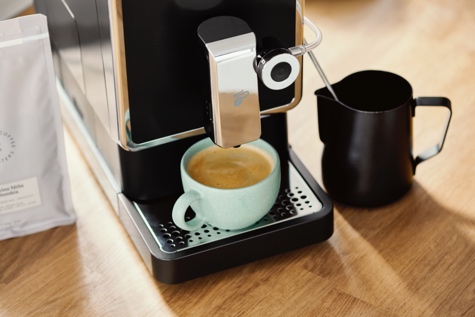 Kaffee steht fertig gebrüht am Vollautomaten