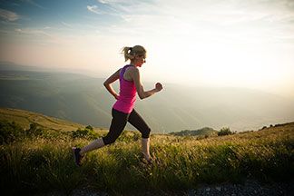 Eine Frau joggt in der Natur.