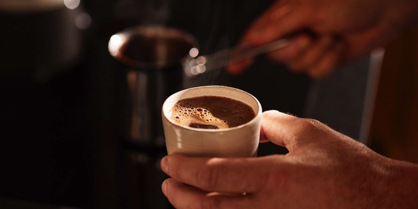Mann hält Tasse mit Turkish Coffee in der Hand