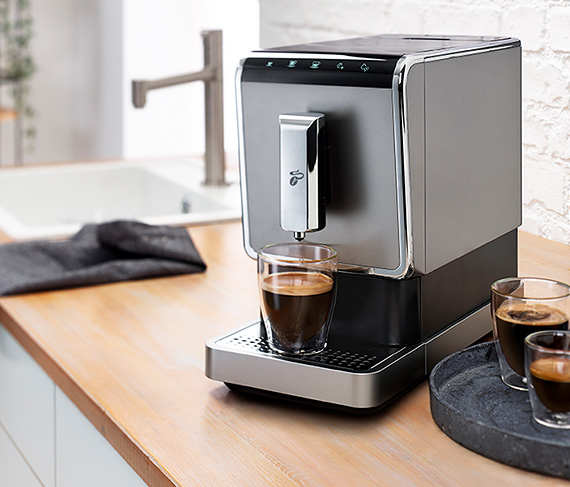 Kaffee-Vollautomat Esperto Caffè im Küchenumfeld