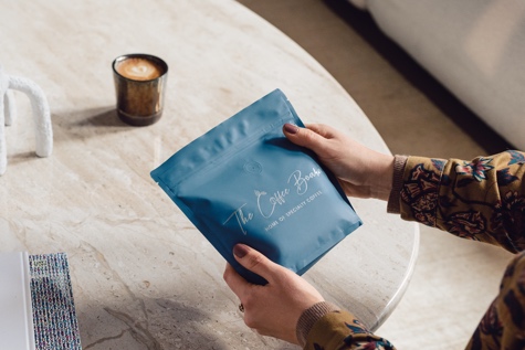 Jemand hält eine Packung Specialty Coffee in den Händen