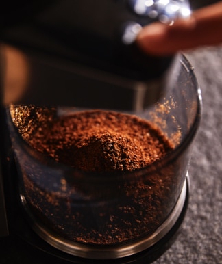 Befüllen der elektrischen Kaffeemühle von Tchibo mit ganzen Bohnen