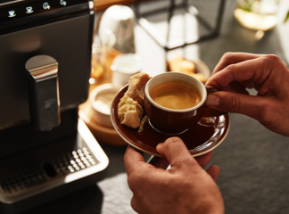 Ein mit dem Vollautomat zubereiteter Espresso wurde auf eine Untertasse gestellt.