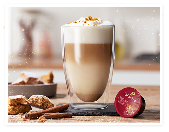 Ein zubereiteter Lebkuchen Latte im Latte Machhiato Glas