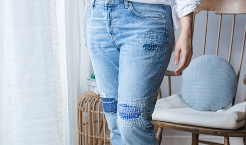 Eine blaue Jeans mit Visible Mending
