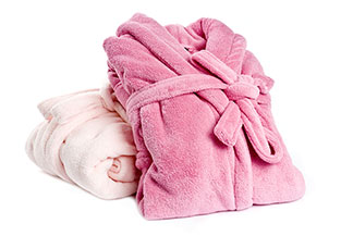 Fleece oder Frottee? In Weiß oder Rosa? Bei der Wahl des Bademantels spielt die eigene Präferenz eine Rolle.