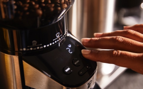 Betätigen einer Taste der Tchibo Kaffeemühle