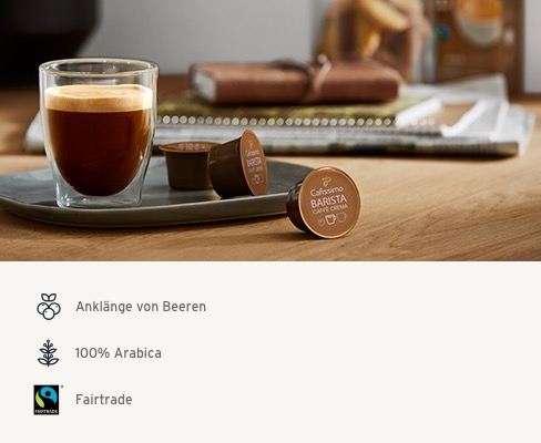 Barista CaffÈ Crema Kapsel liegt auf Tisch mit zubereitetem Caffè Crema.