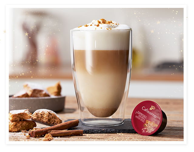 Ein zubereiteter Lebkuchen Latte im Latte Machhiato Glas