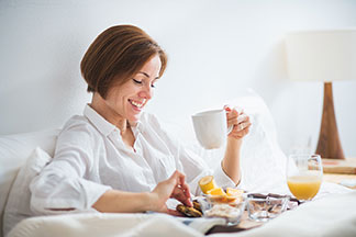 eine Frau genießt ihren Kaffee