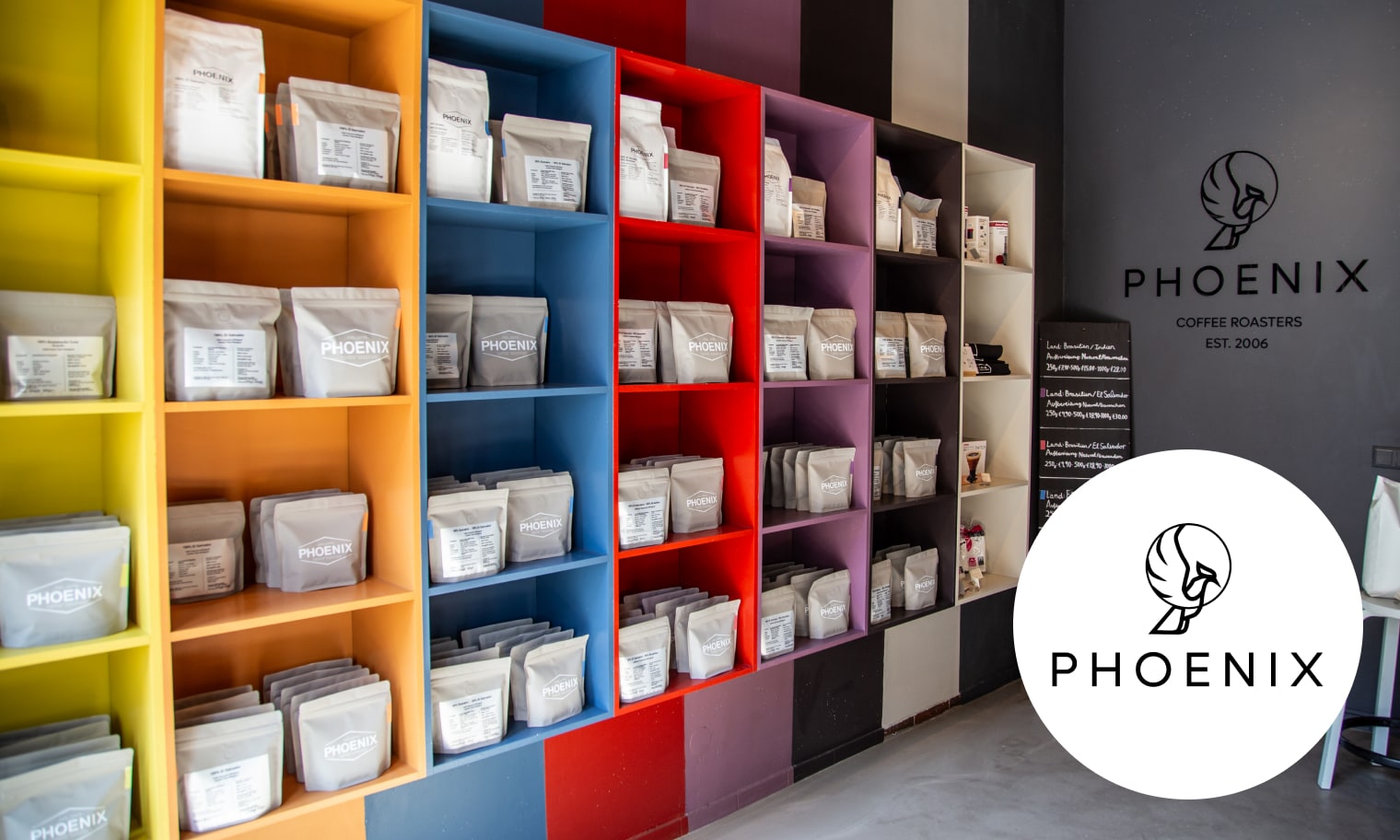 Bunte Ragale mit Kaffee gefüllt, daneben das Logo von Phoenix