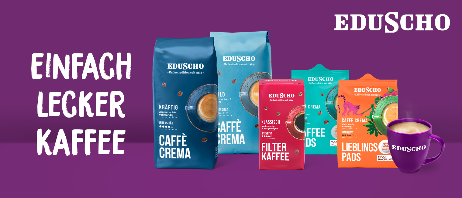 Kaffeepackungen und eine Kaffeetasse auf lilanem Hintergrund. Daneben der Text: Einfach Lecker Kaffee.','Enter picture alt'}