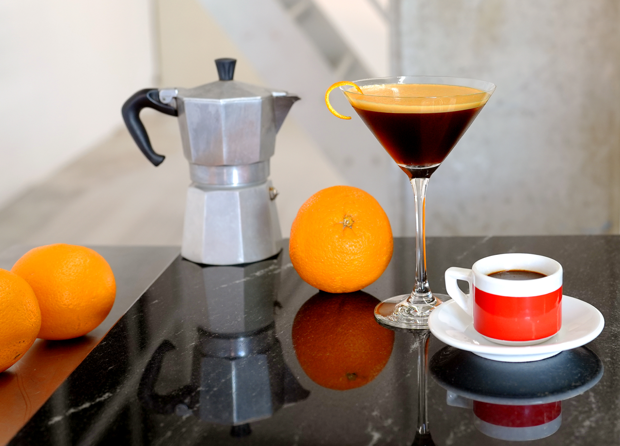 Mika bereitet Kaffee zu