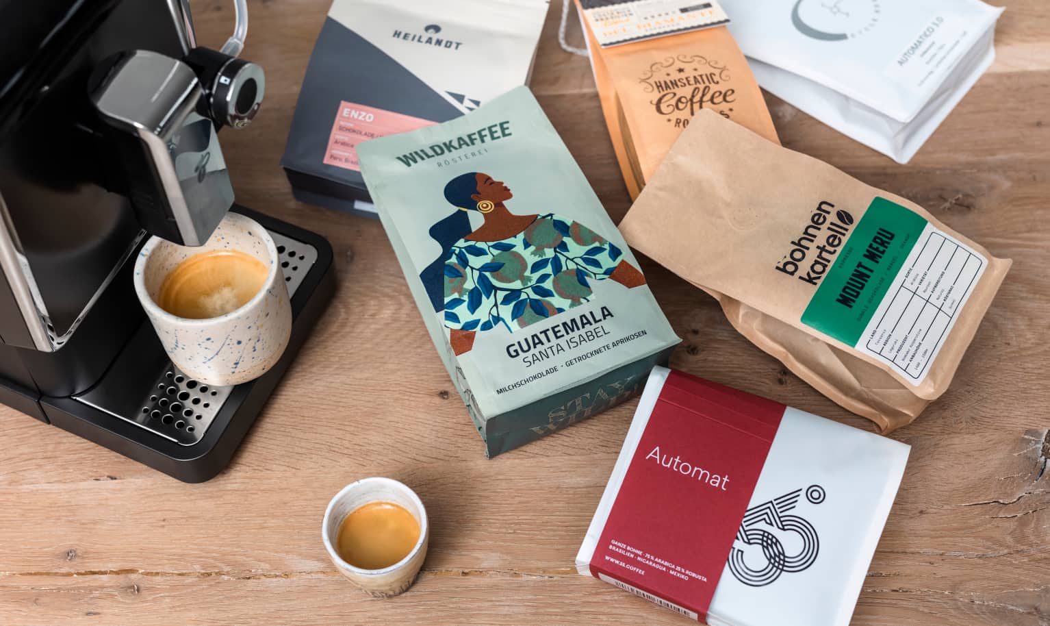 Verschiedene Sorten von Specialty Coffee für Vollautomaten auf dem Tisch ausgebreitet