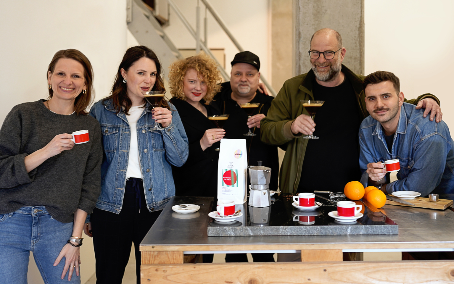 Das Co-Roast #2 Team genießt gemeinsam den Momento Italiano Co-Roast #2 Espresso