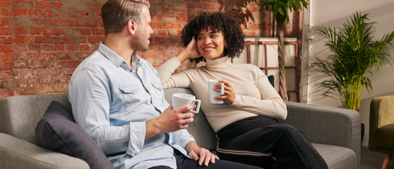 Drei Getränke ein Latte Macchiato, ein Espresso und ein Kaffee stehen auf einer Küchenzeile, zubereitet von einem Vollautomaten.