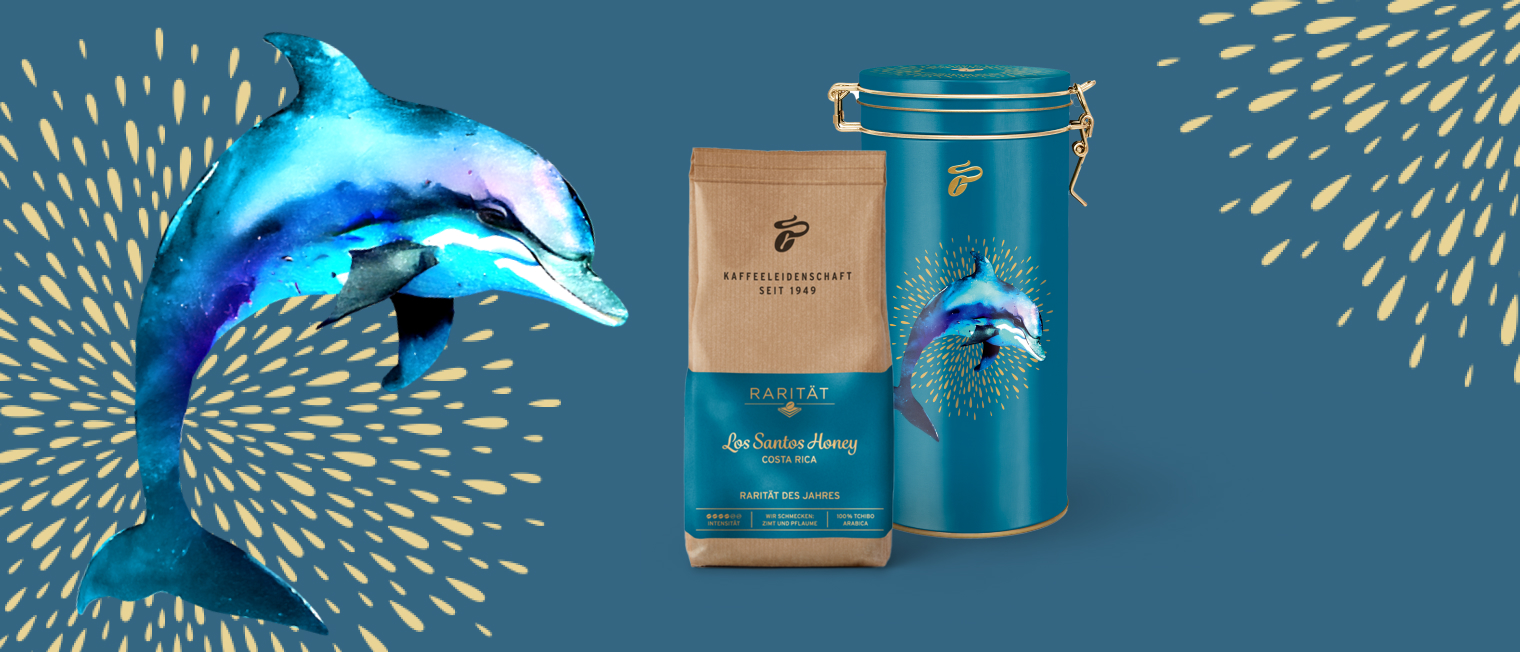 Ein Kaffeebauer lächelt und steht mit verschränkten Armen da','Enter picture alt'}