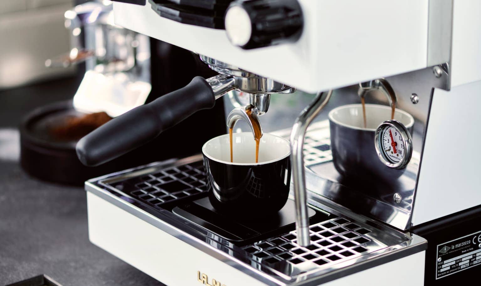 Espresso wird gerade mit Siebträgermaschine gebrüht