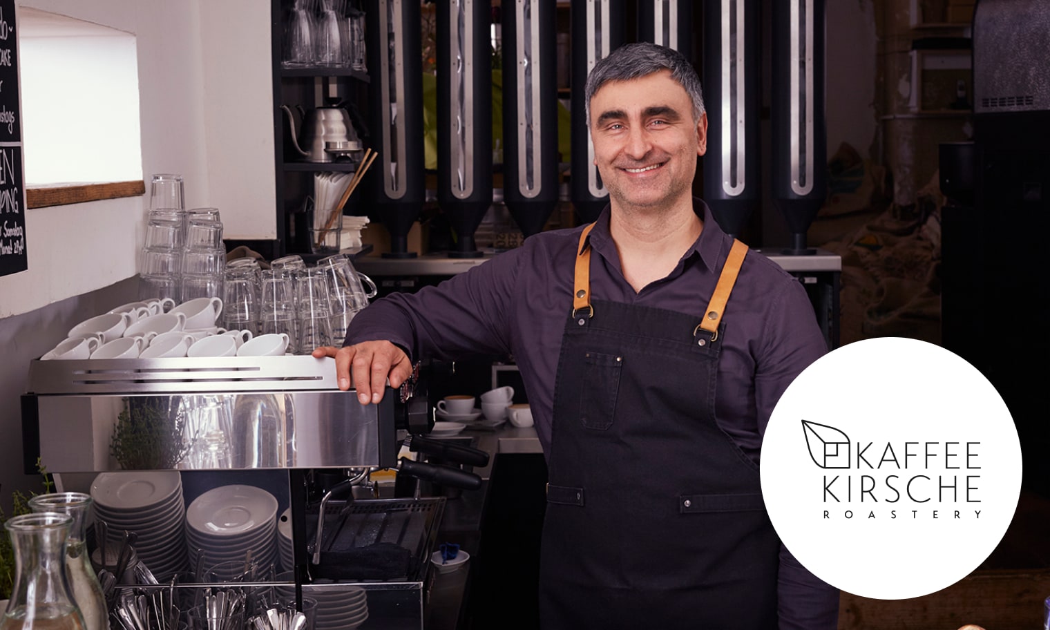 Der Gründer und das Logo der Rösterei Kaffeekirsche