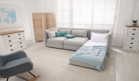 Ein schickes Schlafsofa, welches bereits zum schlafen fertig bezogen.