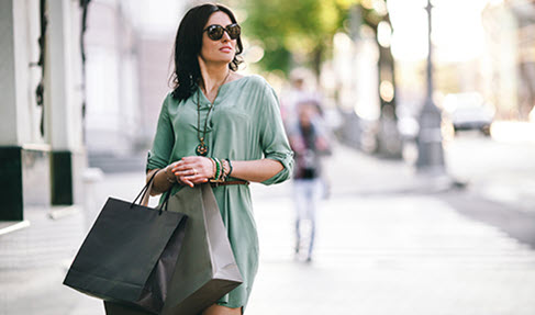 Zu Shorts und kurzen Jeans passen am besten Sandalen oder Sneakers.