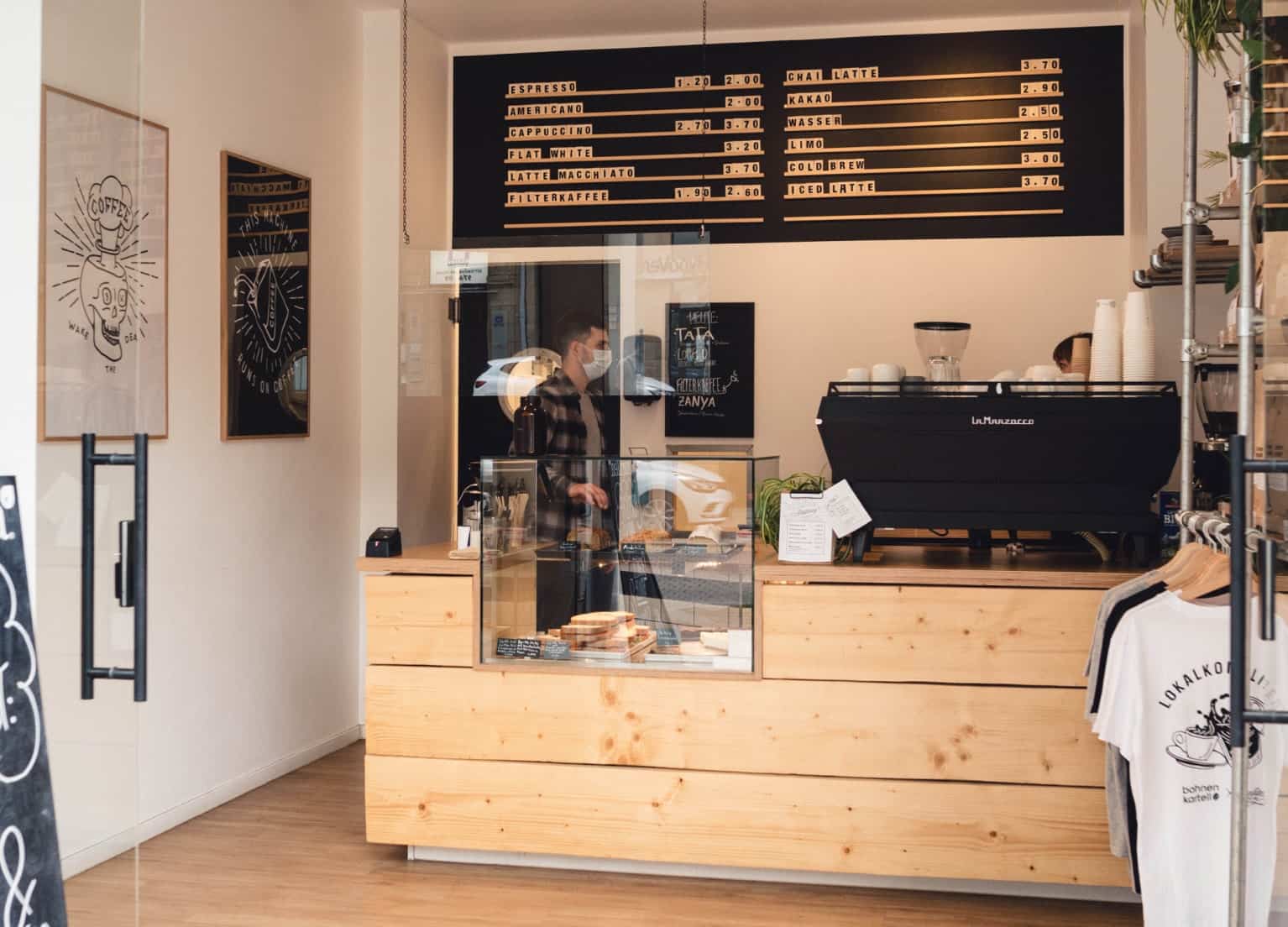 Der Tresen des Cafés der Rösterei Bohnenkartell