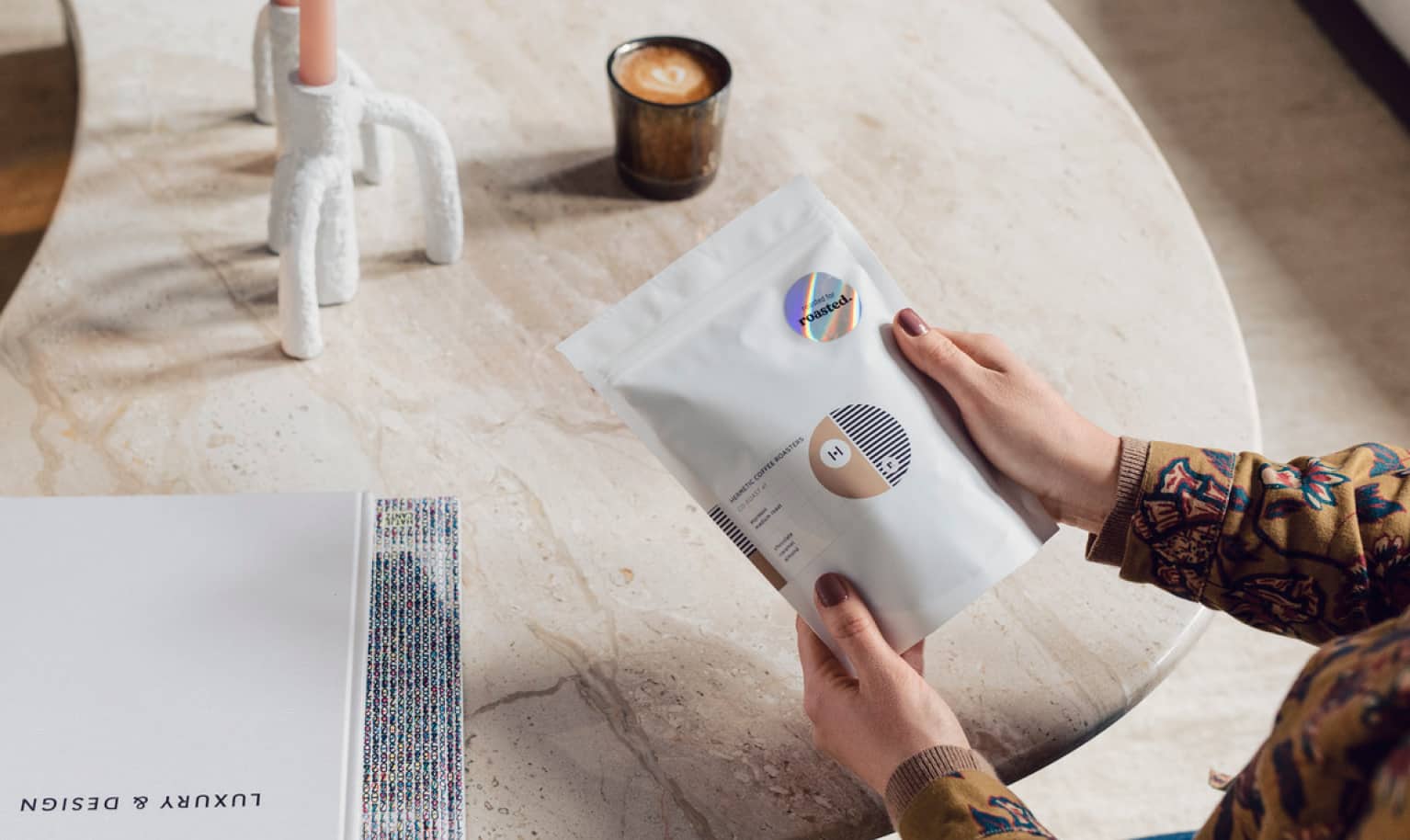 Frau hält eine Packung Specialty Coffee in den Händen