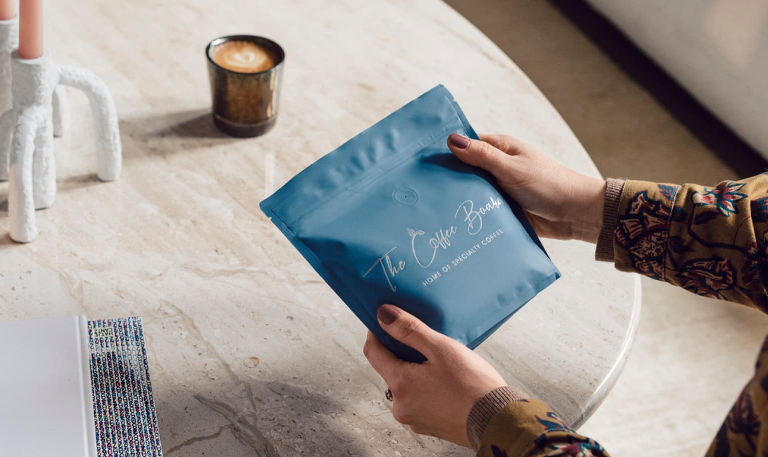 Jemand hält eine Packung Specialty Coffee in den Händen