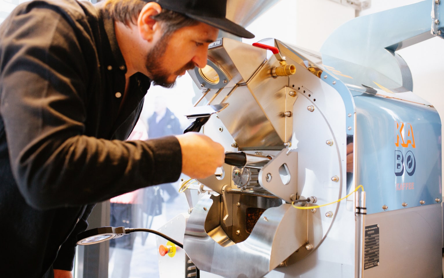 Philipp von KABO Kaffee steht an einer Maschine