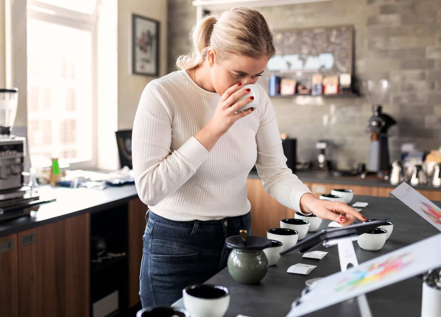 Eine Frau testet verschiedene Sorten Speciality Coffee.