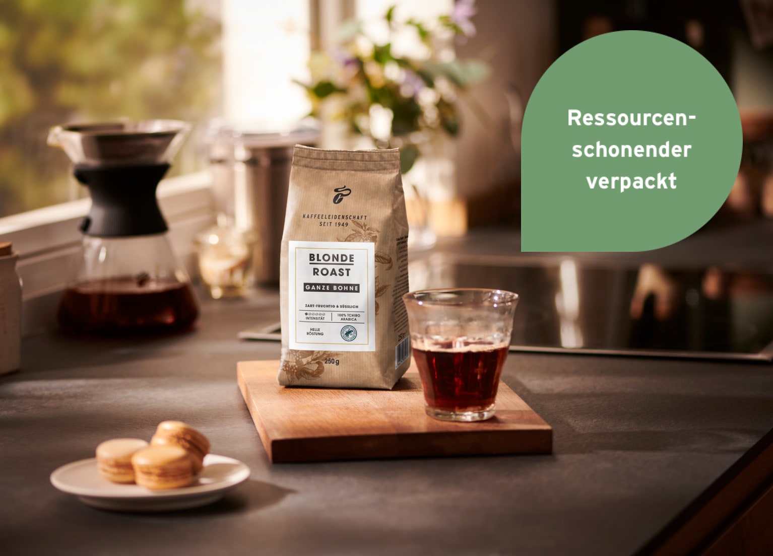 Blonde Roast steht mit einem Glas Kaffee auf einem Tresen