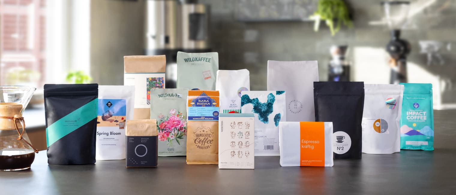 Große Auswahl an Specialty Coffee Verpackungen stehen auf einem Tisch