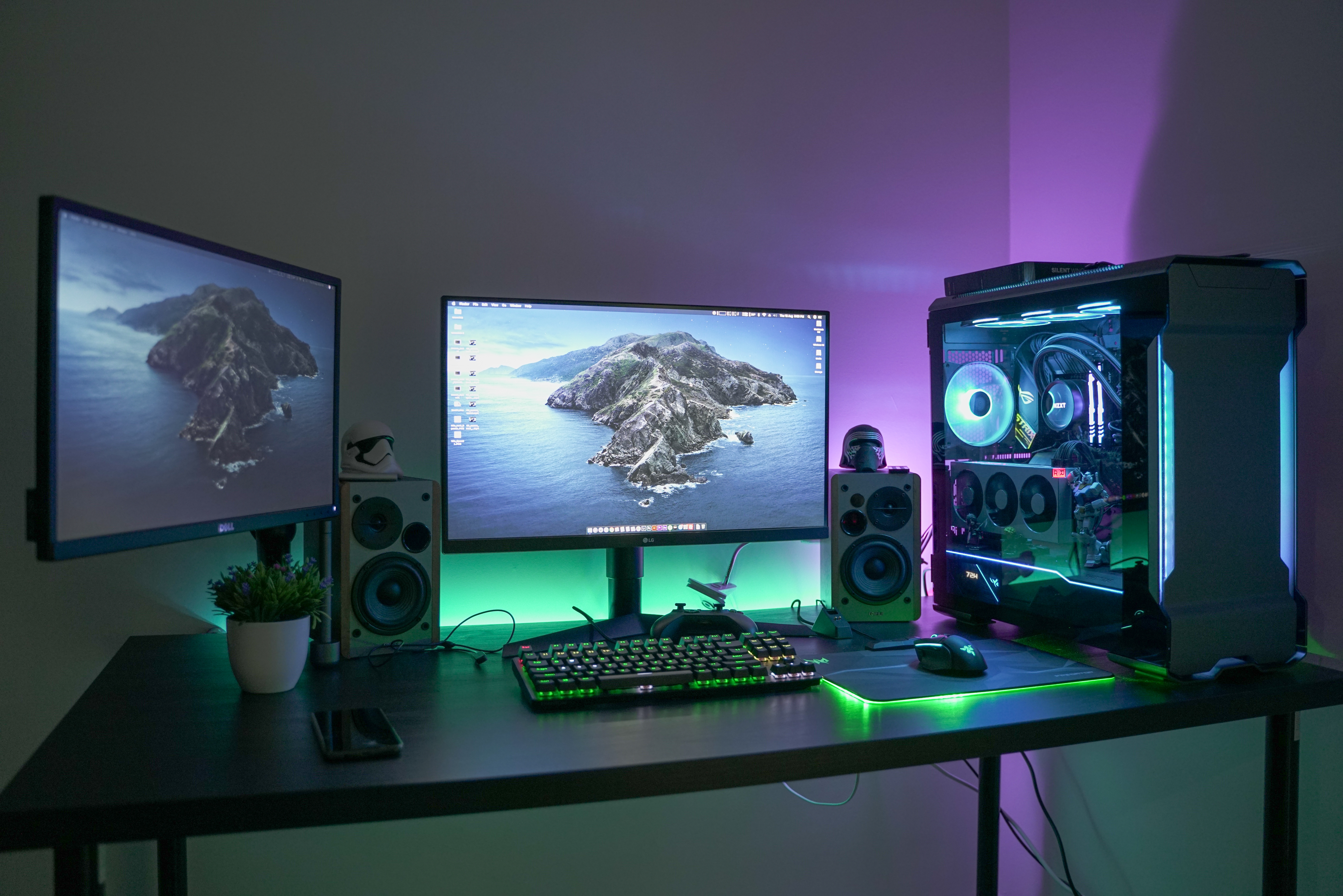 Computer-Arbeitsplatz mit 2 Monitoren und Tastatur