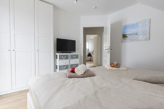 Ein Schlafzimmer mit einem weißen Schrank.