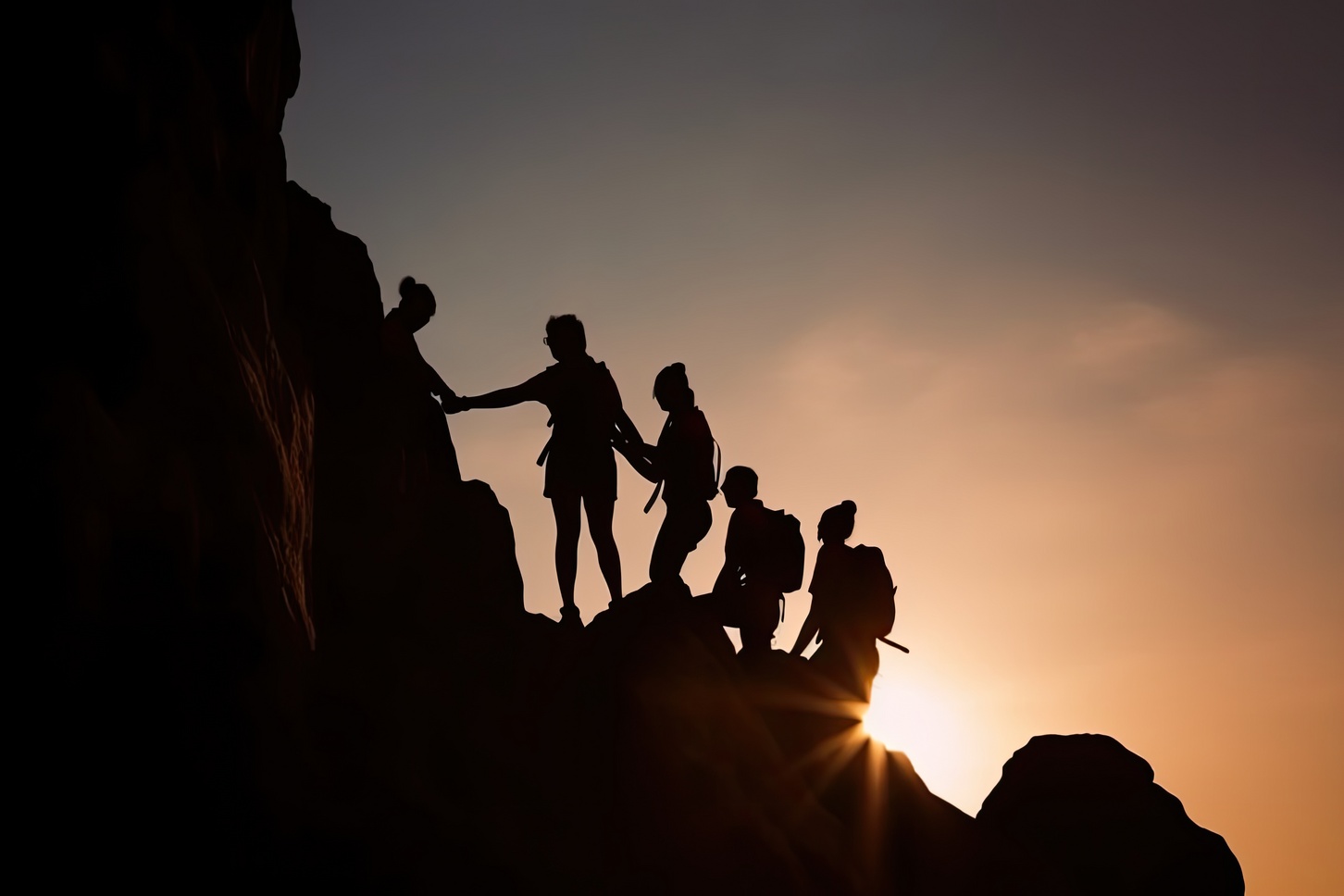 Gruppe von Wanderern, die sich gegenseitig beim Aufstieg helfen. (Generative KI)