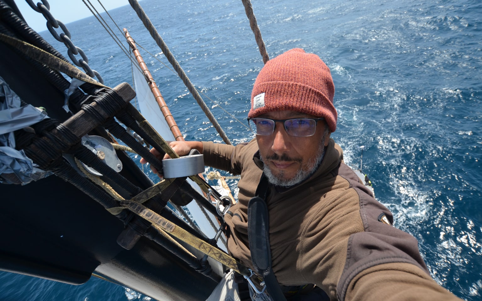 Ein Mitarbeiter der Rösterei Segelwerk steht auf einem Segelboot