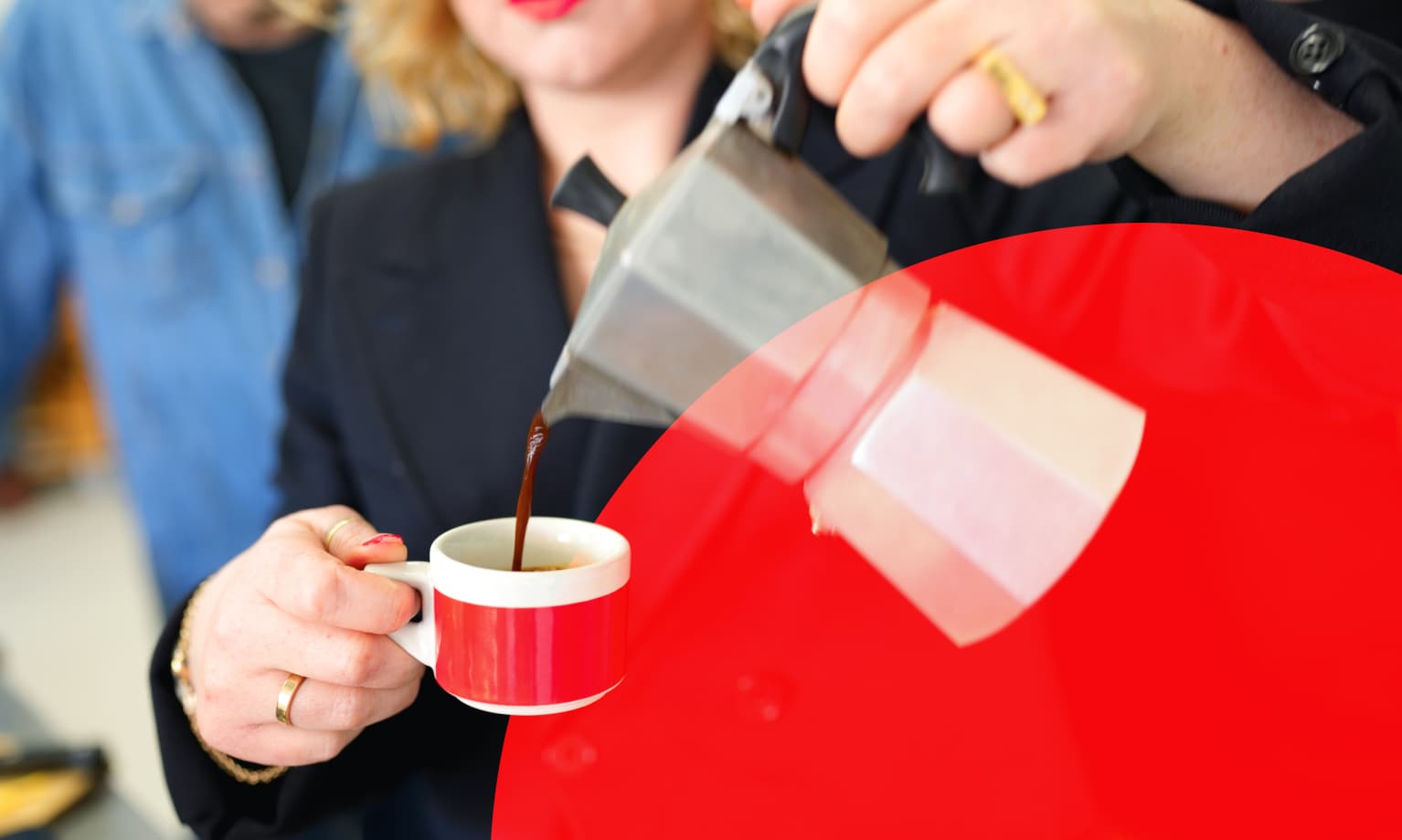 Aus eine Kanne wird eine Tasse Espresso eingeschenkt