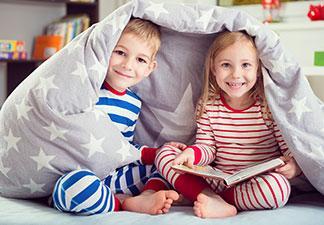 2 Kinder im Pyjama