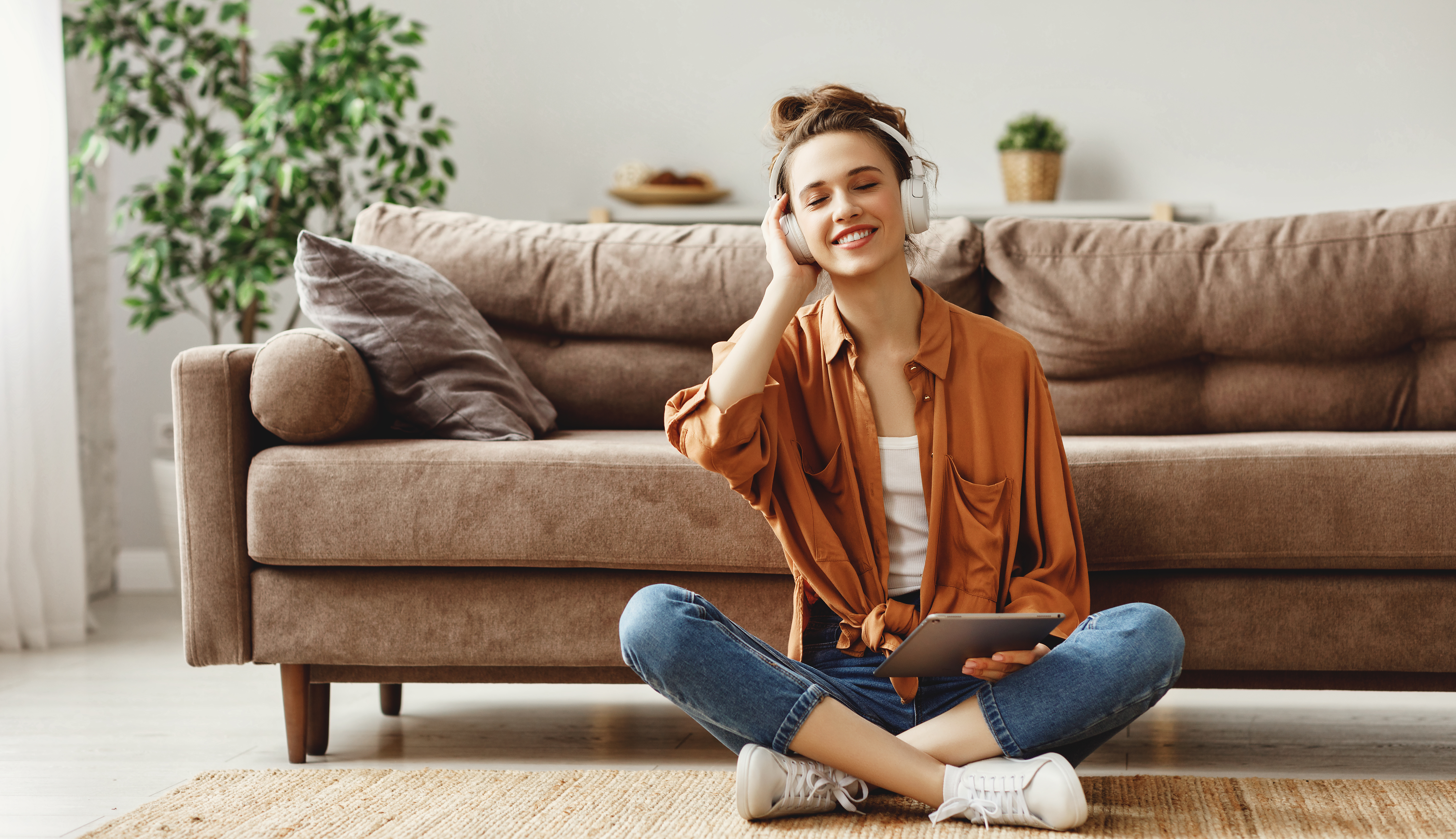 Ein Mann sitzt auf seiner Couch