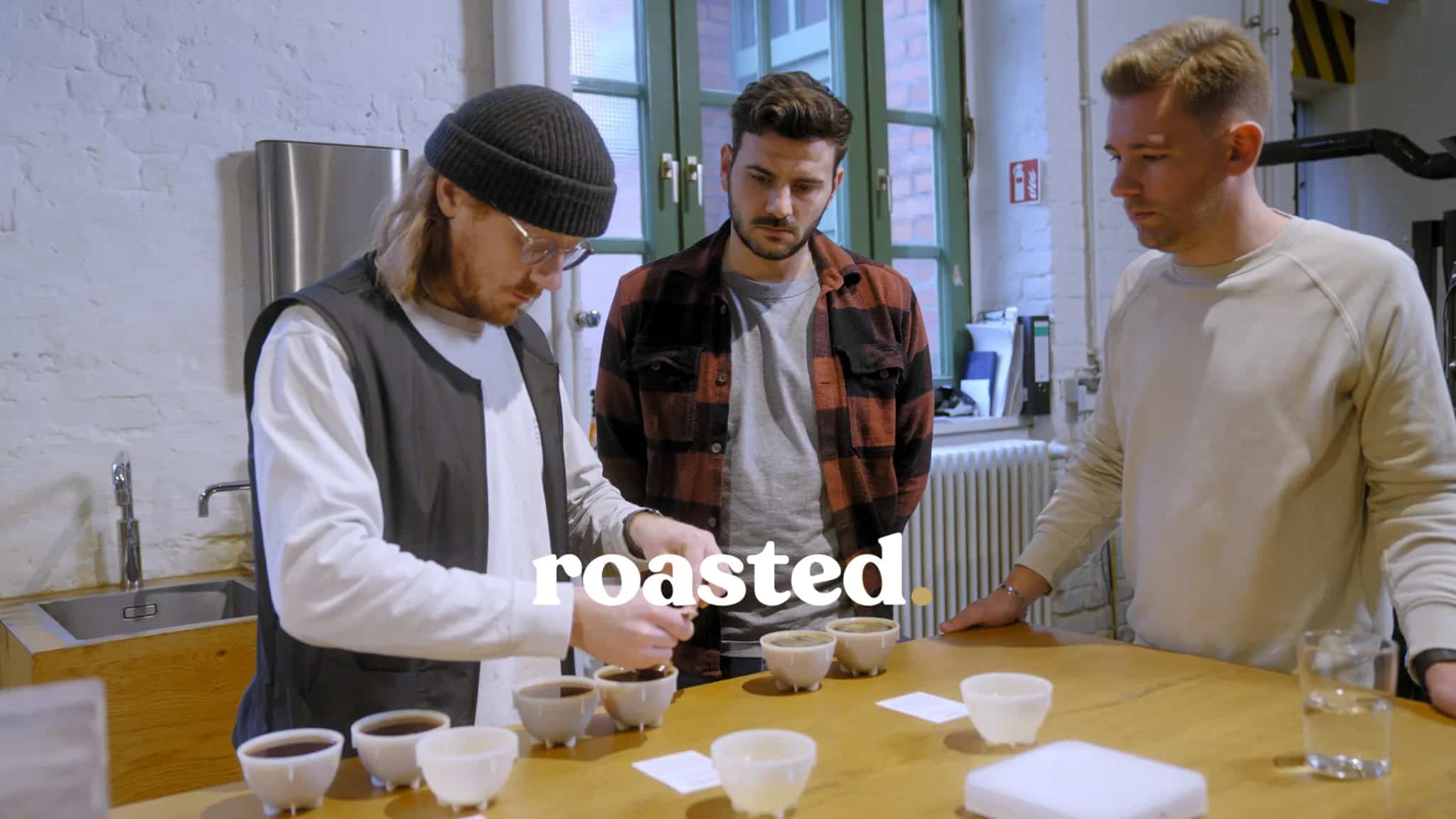 Zwei Kaffeeexperten besuchen eine Rösterei