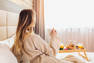 Kleines Frühstück im Bademantel im Bett: für einen guten Start in den Tag.