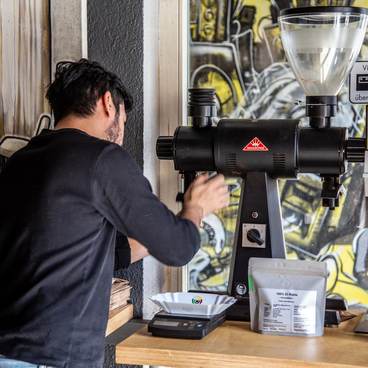 Kaffeeröster der Rösterei Phoenix am Kaffee mahlen