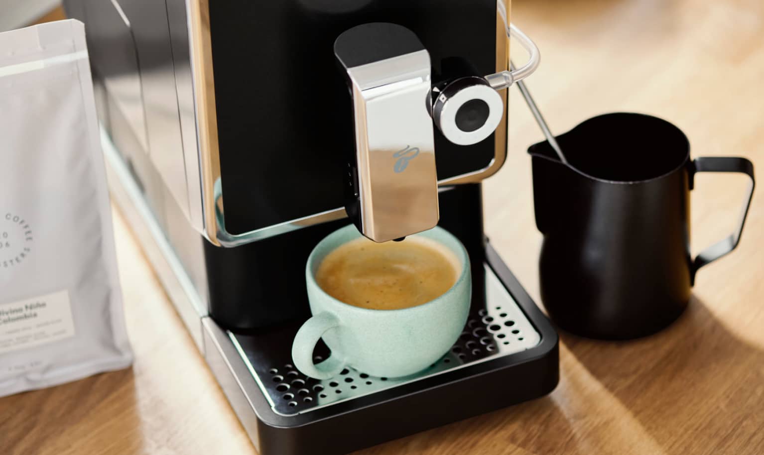 Kaffee steht fertig gebrüht am Vollautomaten
