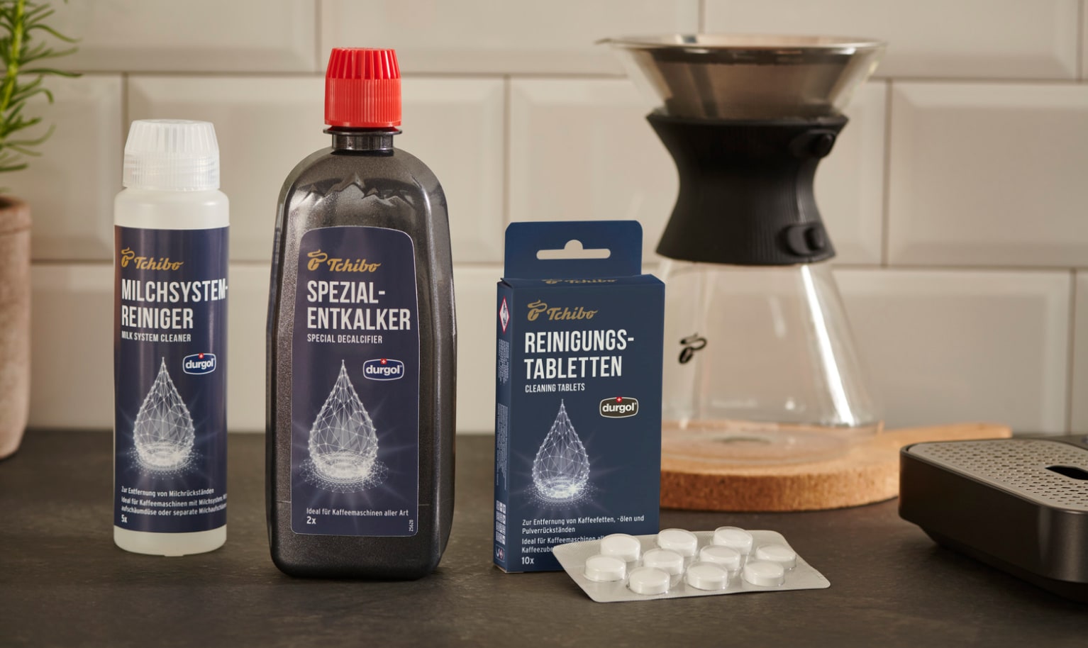 Zwei Prodtukte zu Reinigen und Entkalken der Filterkaffeemaschine.