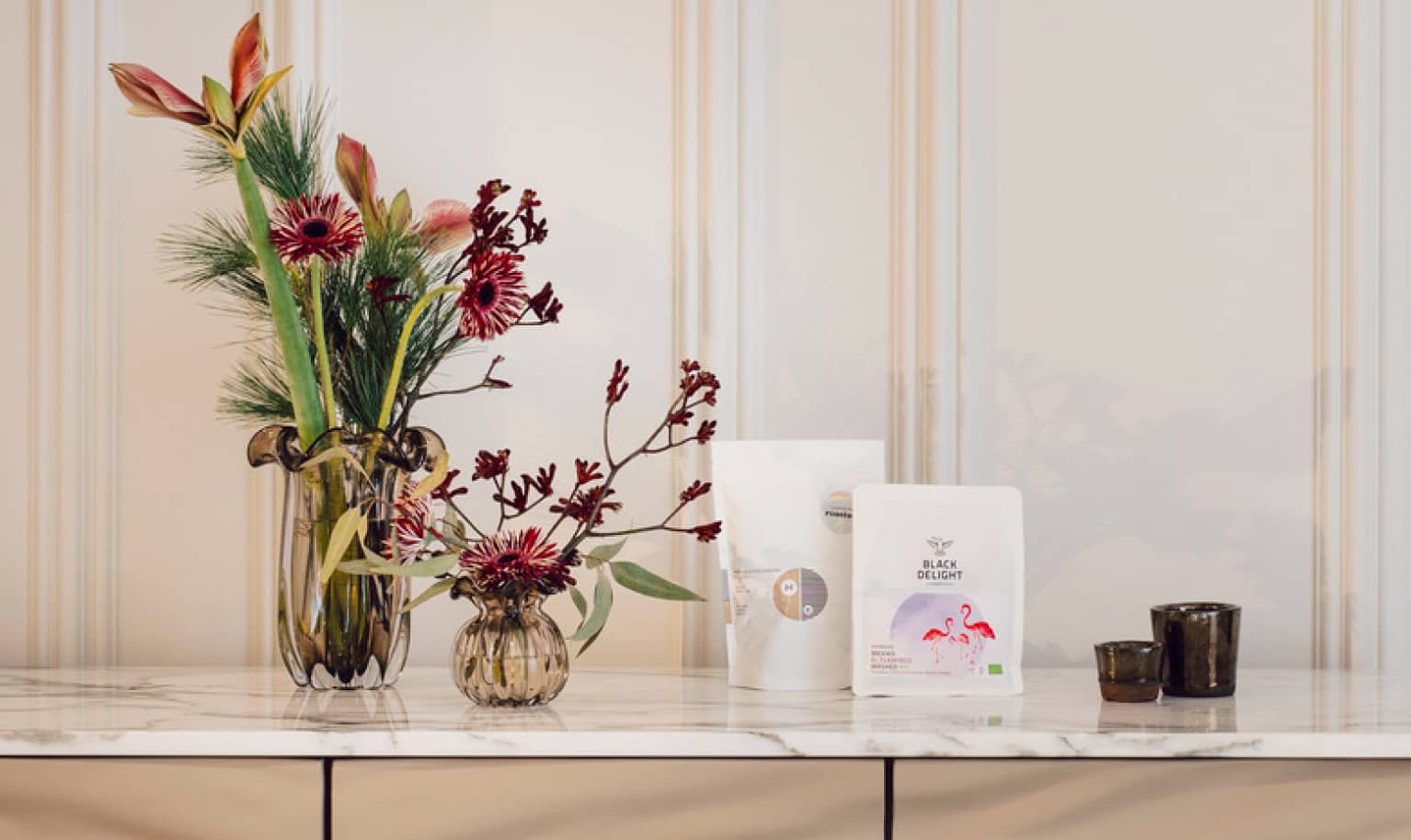 Zwei Packungen Specialty Coffee stehen auf einer Kommode