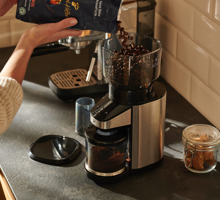 Elektrische und manuelle Kaffeemühen von Tchibo auf einer Küchentheke