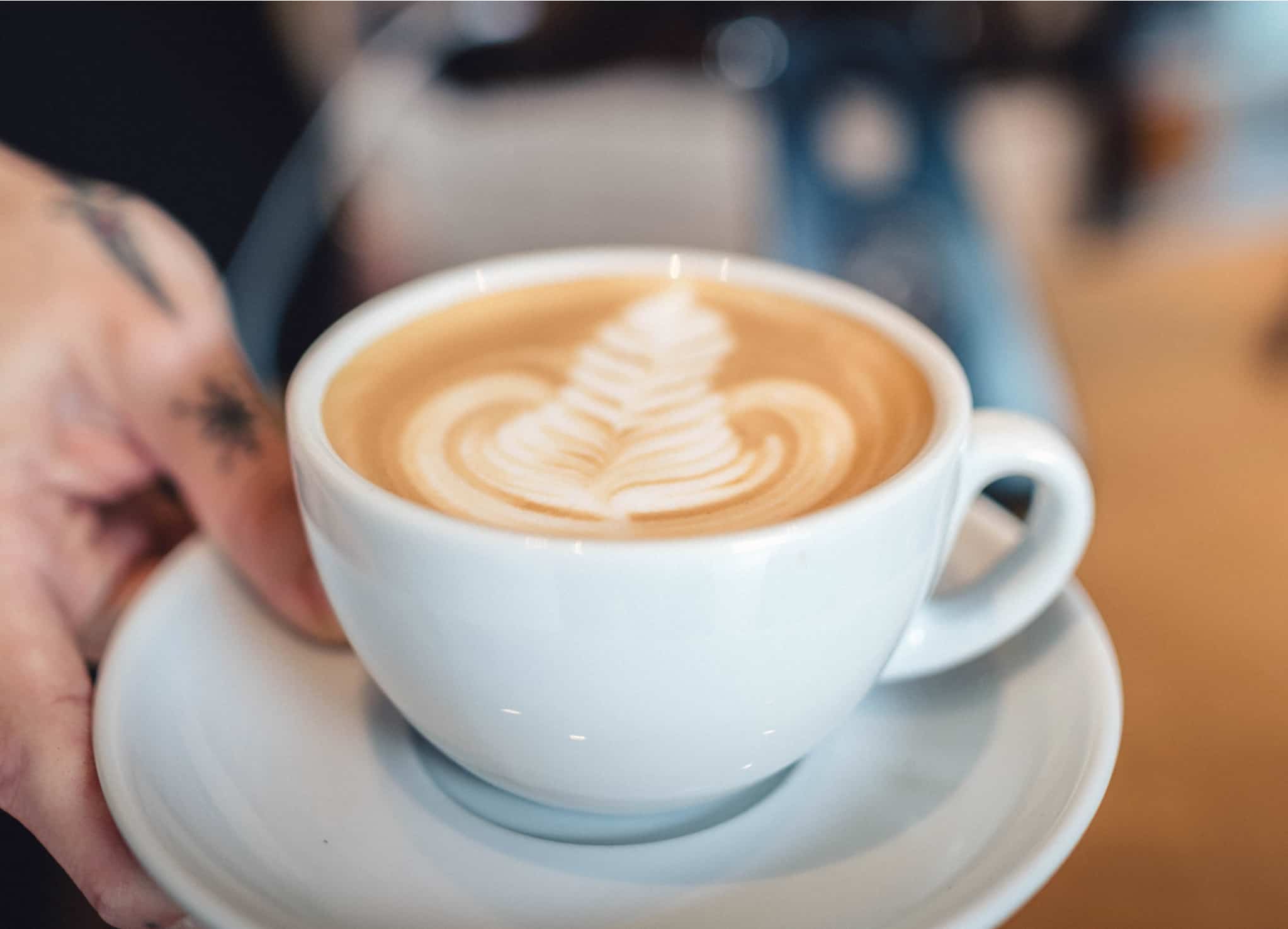 Ein Siebträger wird mit Kaffee befüllt