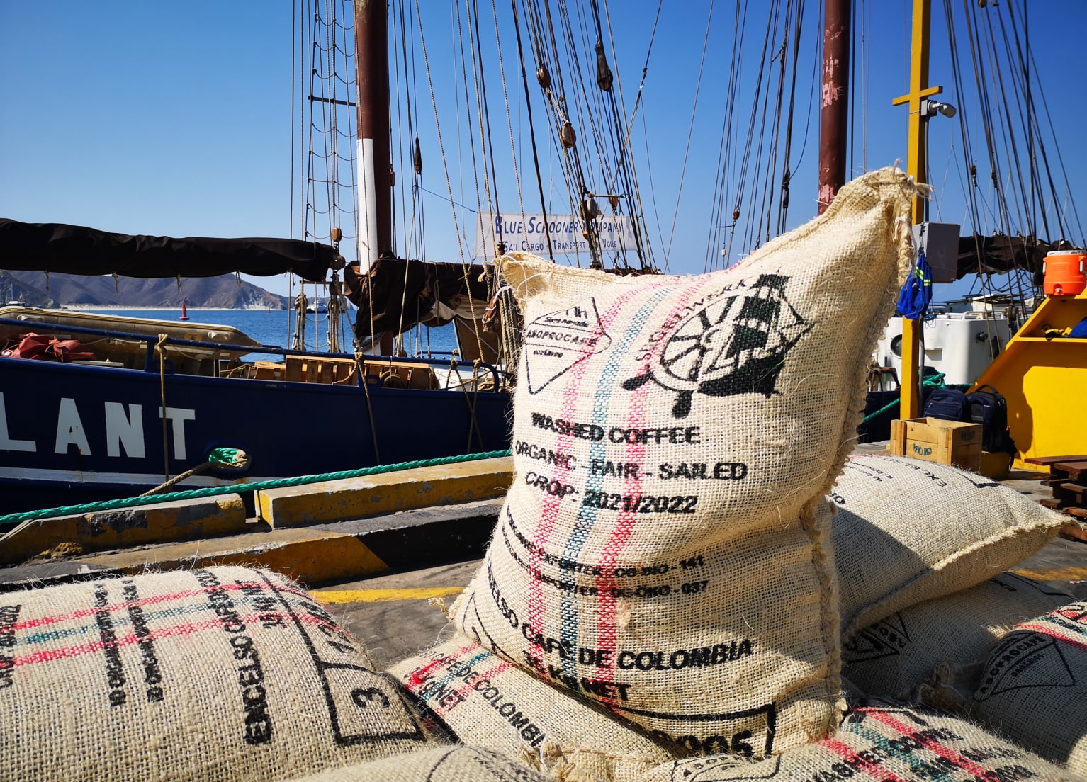 Säcke mit Kaffeebohnen liegen an Deck eines Segelschiffes