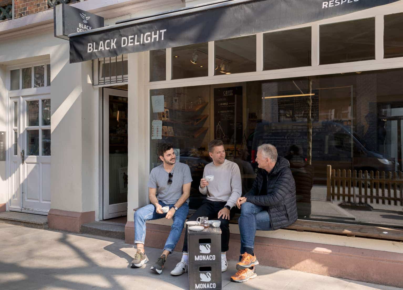 Zwei Kaffeeexperten bereiten freudig Speciality Coffee zu.